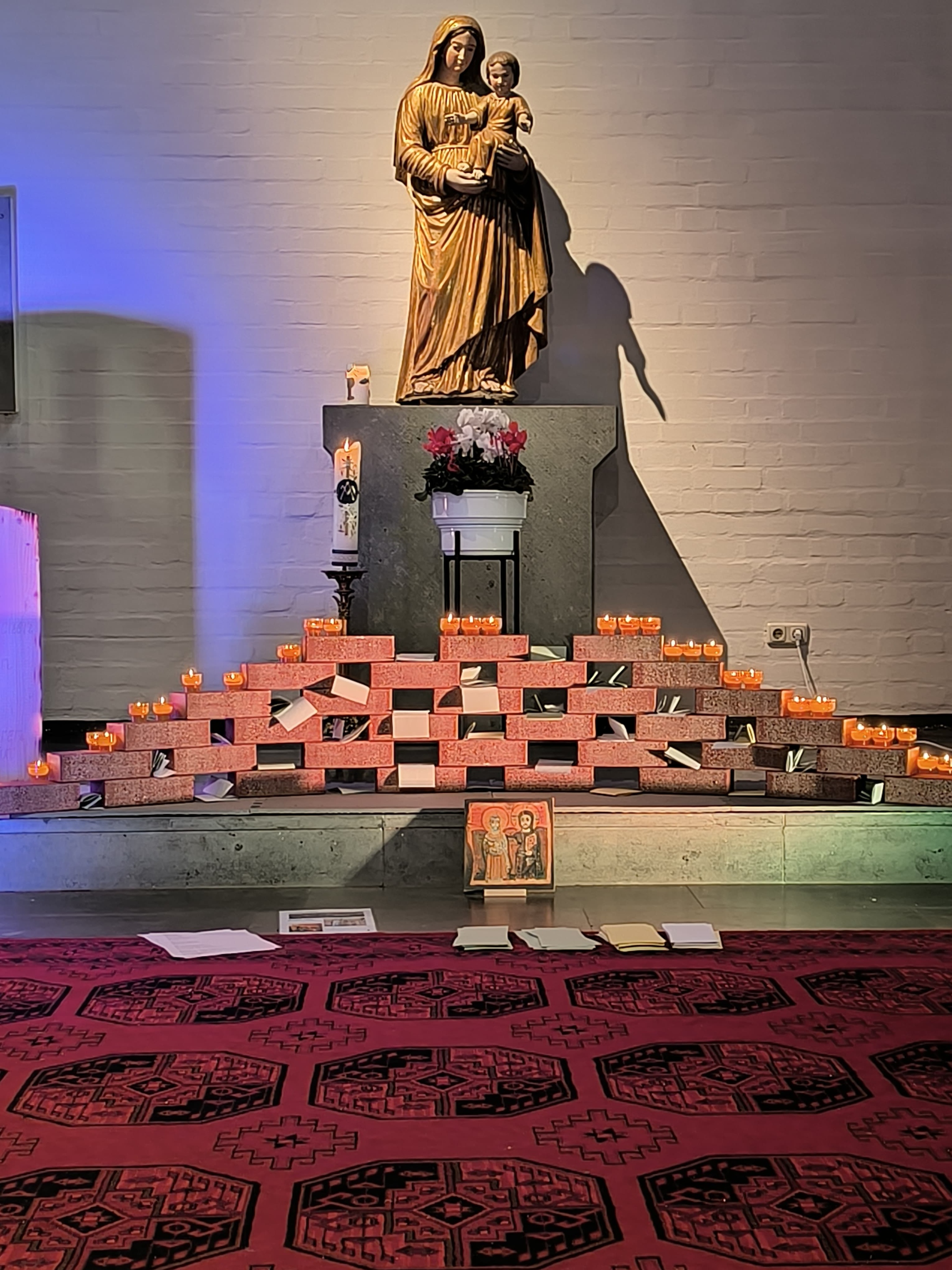 Die Klage- und Gebetsmauer war beim Beichtparcours vor allem der Ort, Gott um Verzeihung für alles nicht so Gute im Leben zu bitten, eine Fürbitte zu schreiben und ein Licht aufzustellen.