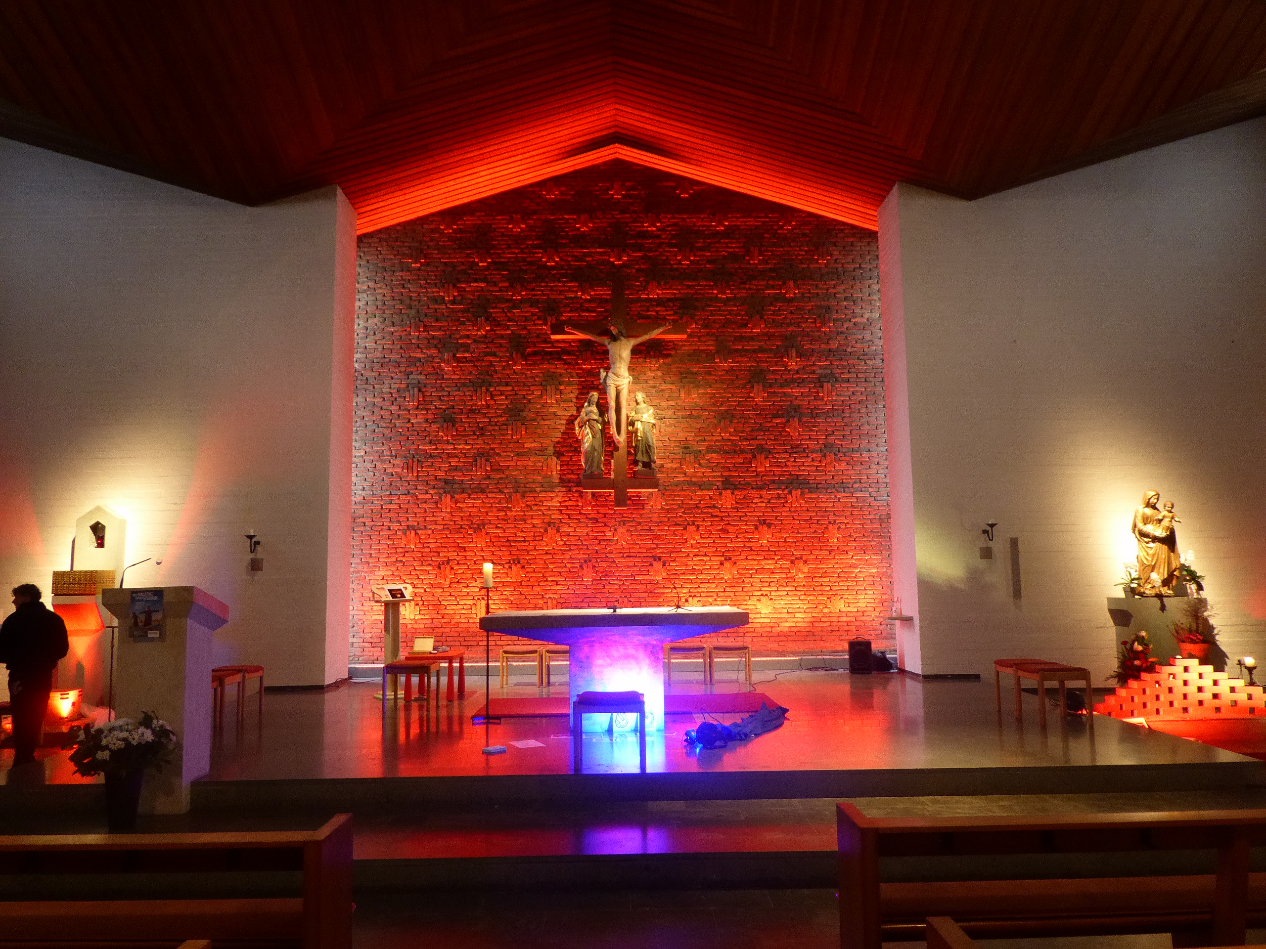 Der Altarraum der Lutzerather Kirche wurde für den Lebens-, Glaubens- Beichtparcours an verschiedenen Stationen wunderschön beleuchtet. (c) Wilfried Puth 1Der Altarraum der Lutzerather Kirche wurde für den Lebens-, Glaubens- Beichtparcours an verschiedenen Stationen wunderschön beleuchtet.