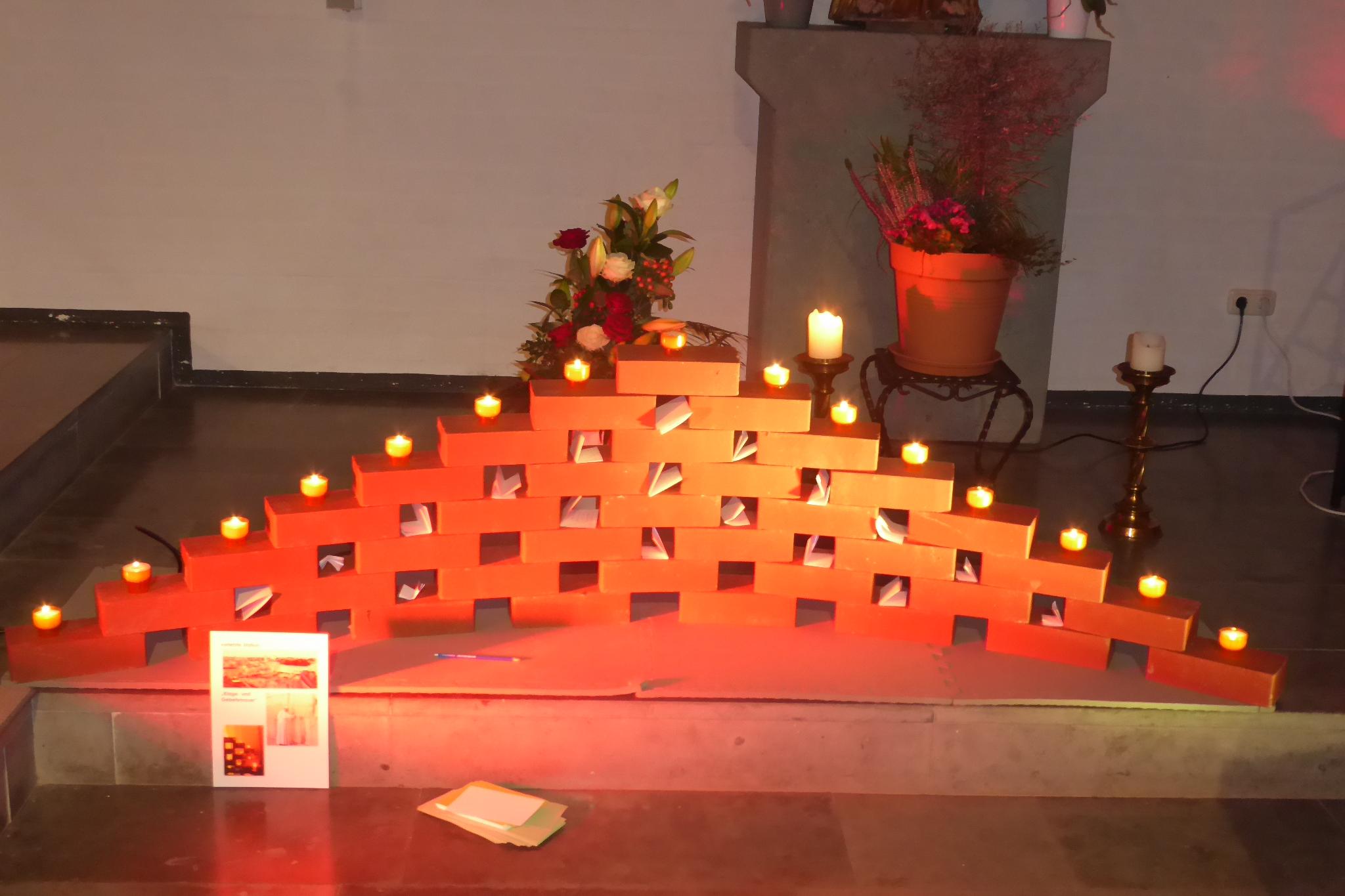 Die Klage- und Gebetsmauer war vor allem der Ort, Gott um Verzeihung für alles nicht so Gute im Leben zu bitten, eine Fürbitte zu schreiben und ein Licht aufzustellen.