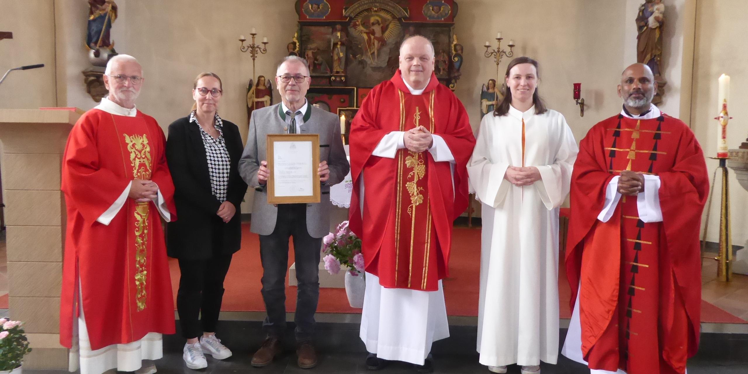 Pastoralassistentin Mareike Wolff (2. von rechts) und der ehrenamtliche Begräbnisleiter Felix Esper (3. von links) gehören jetzt zum Seelsorgeteam der Pfarrei Heilige Elisabeth zwischen Endert und Üß. (c) Marita Hammes-Puth Pastoralassistentin Mareike Wolff (2. von rechts) und der ehrenamtliche Begräbnisleiter Felix Esper (3. von links) gehören jetzt zum Seelsorgeteam der Pfarrei Heilige Elisabeth zwischen Endert und Üß.