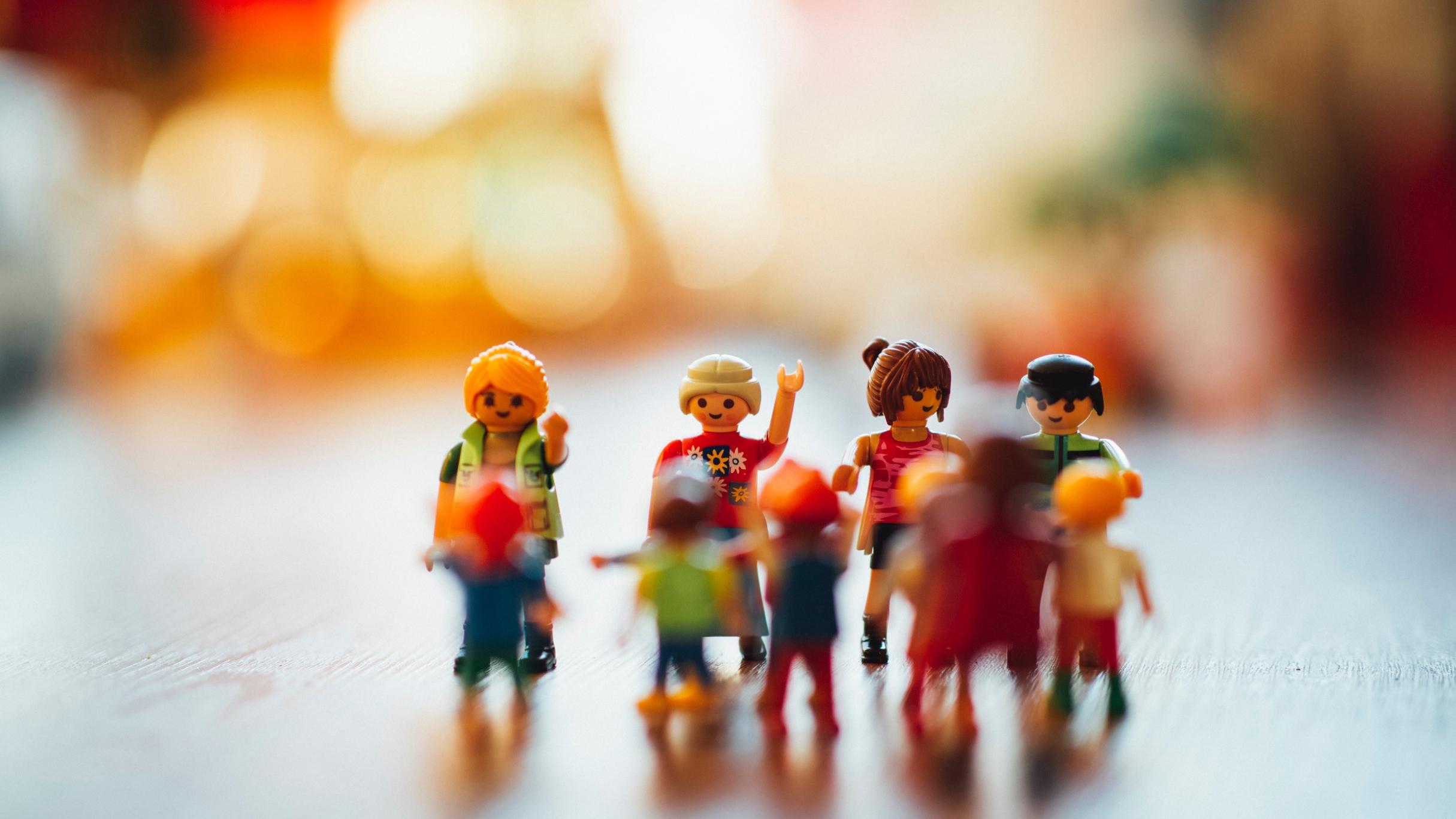 Man sieht eine Gruppe Playmobilmenschen zusammen stehend
