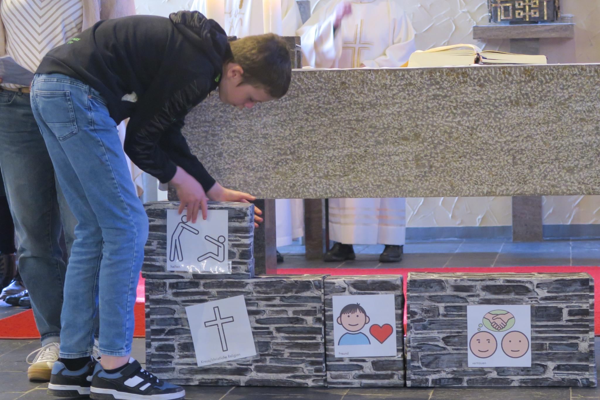 Schüler und Schülerinnen der Förderschule St. Martin bauten während des Gottesdienstes symbolisch das Haus, dessen Fundament vor 60 Jahren gelegt wurde.