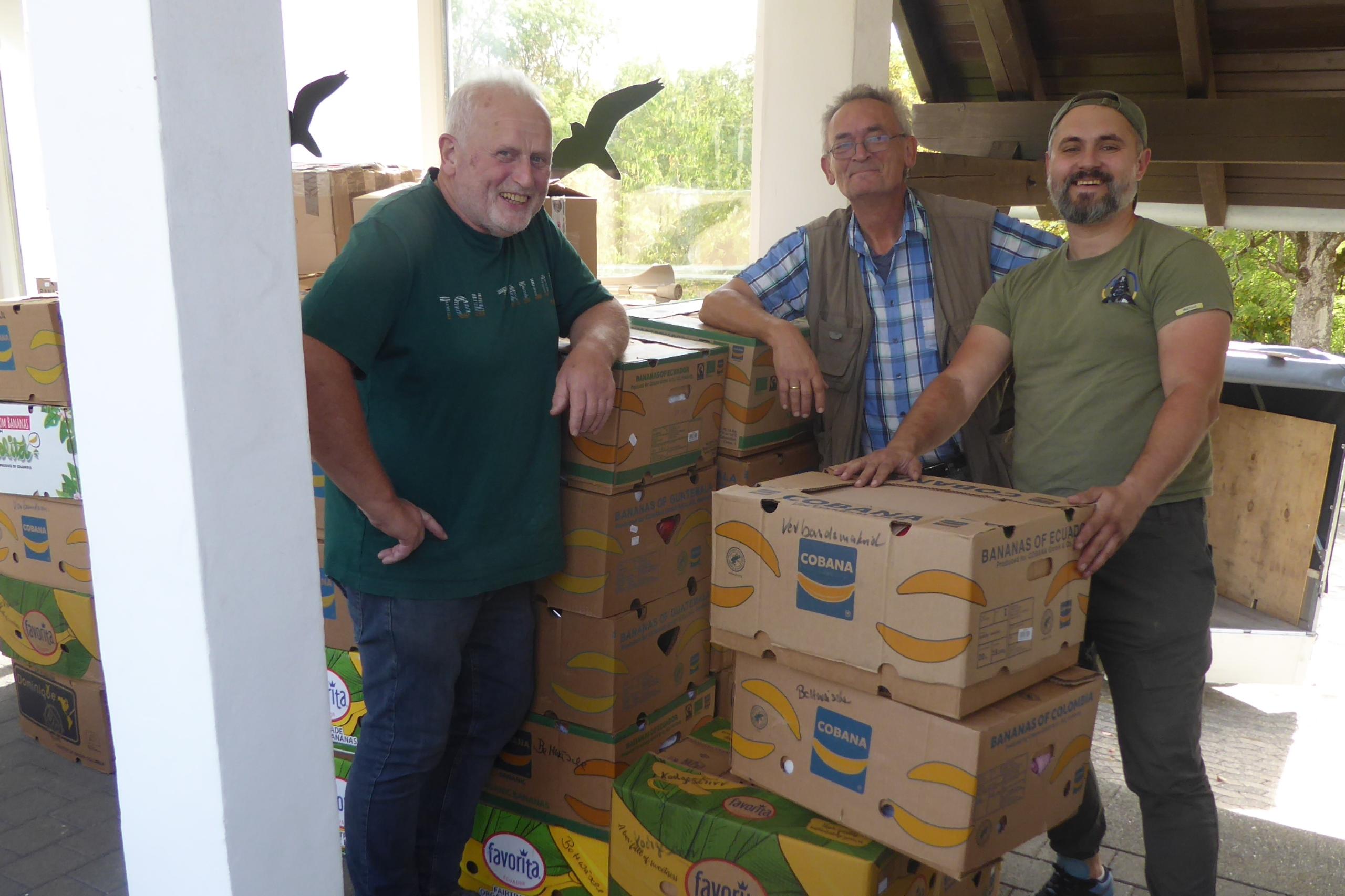 Ein Teil der gesammelten Spenden für die Ukraine wurde am Pfarrhaus in Alflen abgeholt. Auf dem Bild zu sehen sind (v.li.n.re.): Reinhard Roden aus Alflen, der Vorsitzende des Dobre-Vereins Ralf Link und Vladislav Tyshkovskyi aus der Ukraine, der derzeit in Deutschland lebt.