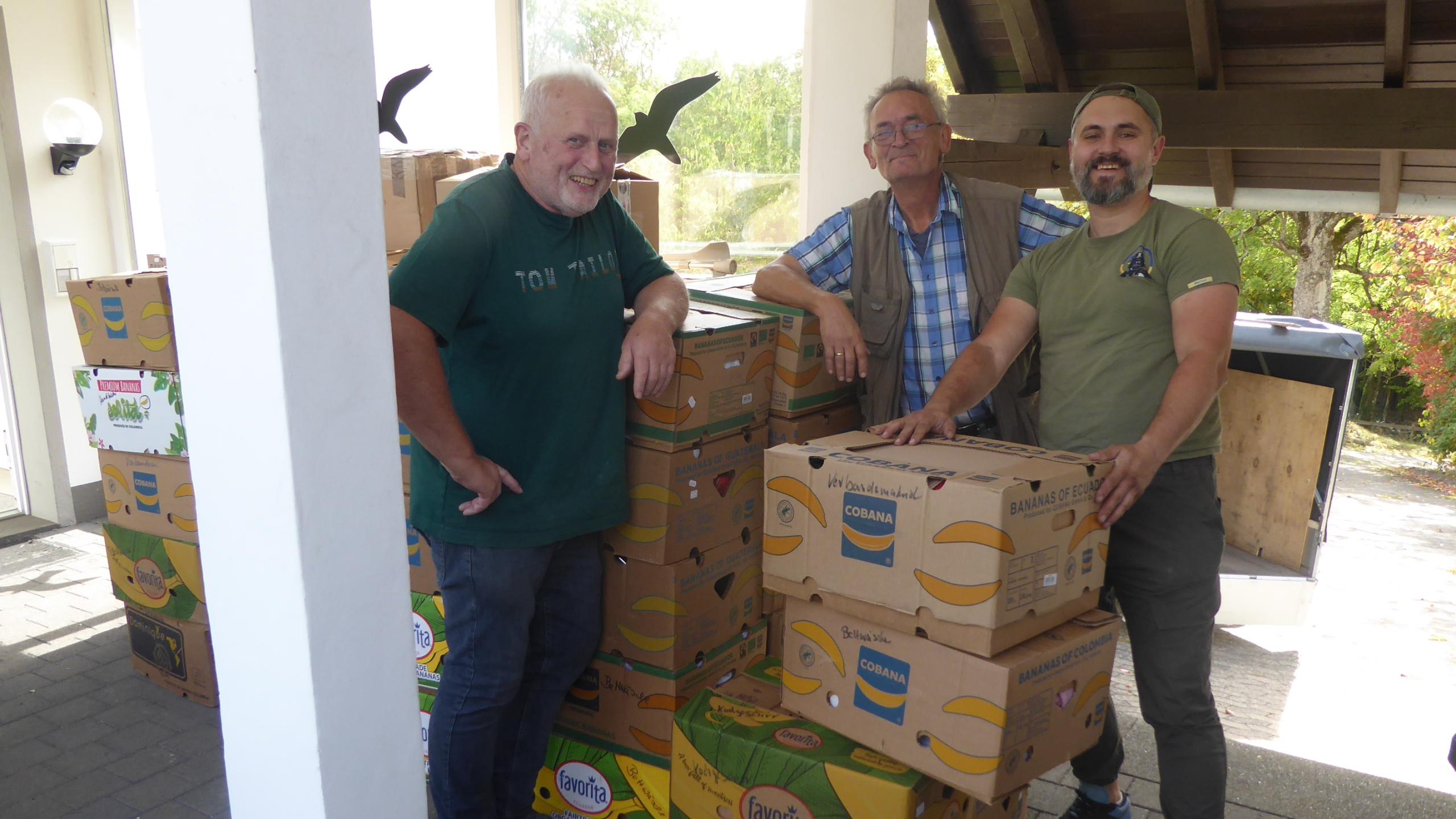 Ein Teil der gesammelten Spenden für die Ukraine wurde am Pfarrhaus in Alflen abgeholt. Auf dem Bild zu sehen sind (v.li.n.re.): Reinhard Roden aus Alflen, der Vorsitzende des Dobre-Vereins Ralf Link und Vladislav Tyshkovskyi aus der Ukraine, der derzeit in Deutschland lebt.