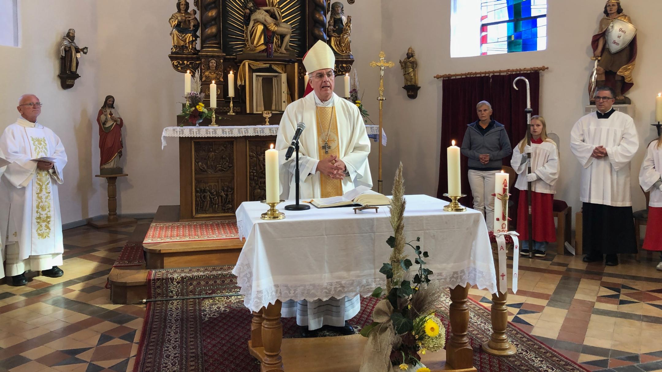Der Trierer Weihbischof Jörg Michael Peters feierte mit den Gläubigen einen Gottesdienst in der frisch renovierten St. Anna-Kirche in Ulmen-Meiserich.